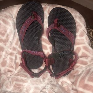 EUC Teva strap Sandals in old red lizard size 6